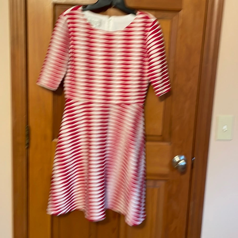 Donna Morgan Red/white patterned textured dress. 8% spandex